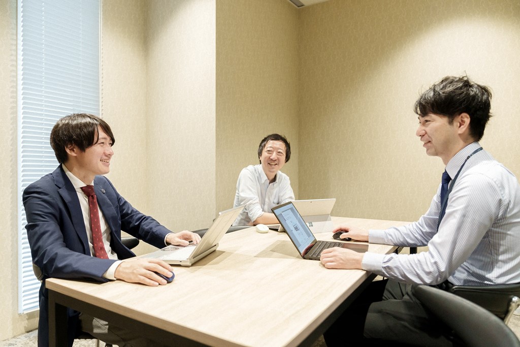 労働基準監督署に訪問している様子