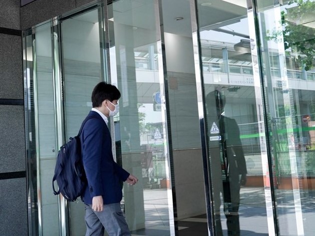 ランチのお店に入店する様子