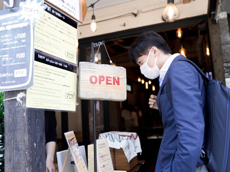 お客三の事務所でセミナ－をしている様子