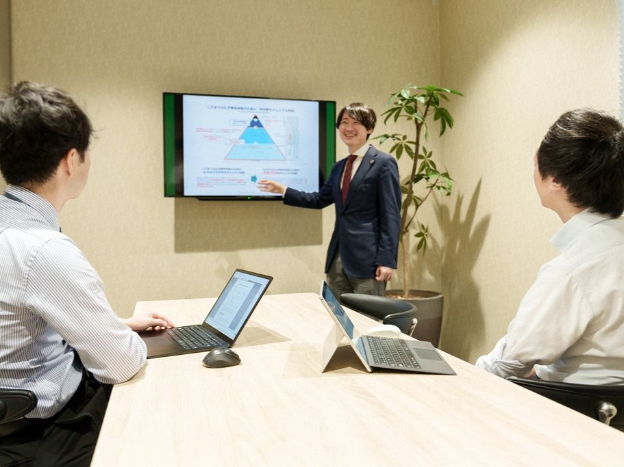 お客三の事務所でセミナ－をしている様子