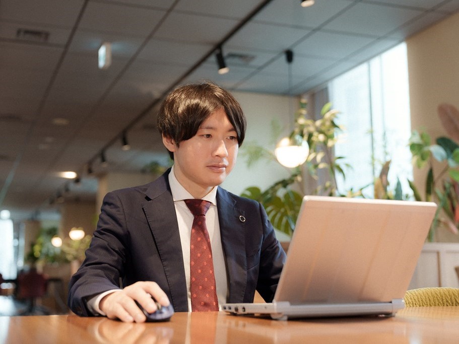 社内でPC作業をしている様子